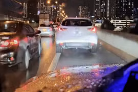 Xe ô tô ngang nhiên đi vào làn khẩn cấp, ngáng đường xe ưu tiên trên Vành đai 3
