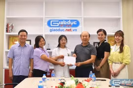 Độc giả Tạp chí Giáo dục Việt Nam tặng học bổng cho thủ khoa có hoàn cảnh khó khăn