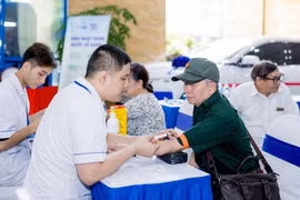MB Ageas Life thăm khám sức khoẻ và tặng quà cho người có công phường Cát Linh
