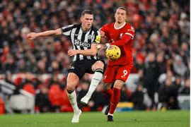 Liverpool hạ Newcastle trong cơn mưa bàn thắng, vững ngôi đầu Ngoại hạng Anh
