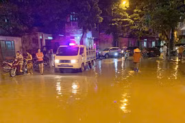 Lũ trên sông Hồng lên nhanh, nhiều nơi ở Yên Bái ngập trong đêm