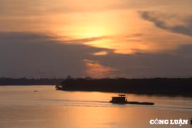 Vẻ lãng mạn, thơ mộng của hoàng hôn tuyệt đẹp trên sông Hồng