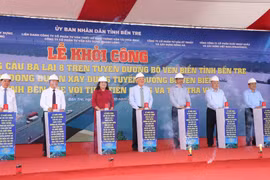 Phó Thủ tướng Thường trực Nguyễn Hòa Bình dự lễ khởi công dự án cầu Ba Lai 8 (Bến Tre)