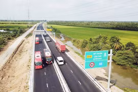 Đẩy nhanh tiến độ làm đường dân sinh sau khi hoàn thành cao tốc Mỹ Thuận - Cần Thơ