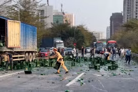 CSGT Hà Nội cùng người dân giúp tài xế container dọn hàng trăm chai bia rơi xuống đường