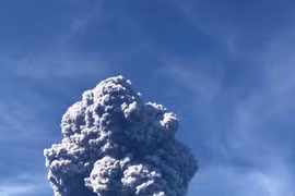 Núi lửa ở Indonesia phun trào, tro bụi cao tới 5 km