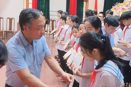 Báo Đầu tư trao 60 suất học bổng “Vì trẻ em Việt Nam” tại tỉnh Hà Tĩnh