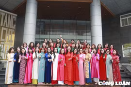Nữ cán bộ, viên chức Báo Nhà báo và Công luận duyên dáng bên tà áo dài truyền thống