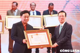 "Ngọc hoàng" Quốc Khánh nhận danh hiệu NSND, “Phan Hải” Việt Anh nhận danh hiệu NSƯT