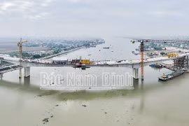 Hợp long cầu vượt sông Đáy nối Nam Định - Ninh Bình