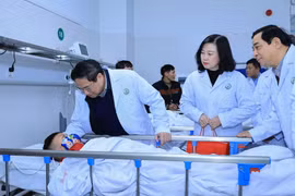 Cán bộ, y bác sĩ, nhân viên y tế phải chăm sóc bệnh nhân như người thân của mình