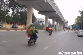 Ngày cuối năm, nhiều lái xe ôm công nghệ vẫn bám trụ tại Hà Nội mưu sinh