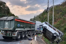 Kon Tum: Khởi tố vụ xe khách đối đầu xe tải làm 25 người thương vong