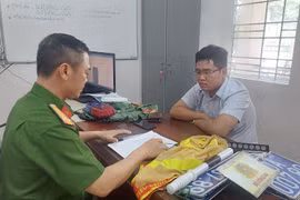 Bắt đối tượng mua trang phục Công an nhân dân, lắp biển số xe giả để...cho oai