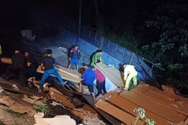 Kon Tum: Xe tải bất ngờ mất lái lao xuống mương, 2 người tử vong tại chỗ