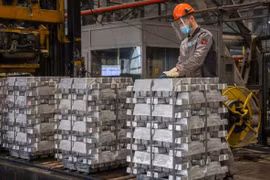 Giá nhôm và niken tăng vọt sau lệnh trừng phạt đối với nguồn cung của Nga