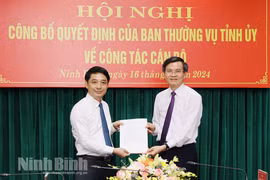Trao quyết định bổ nhiệm Giám đốc Sở Tài chính Ninh Bình làm Phó chủ tịch HĐND tỉnh