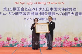 Nguyên Chủ tịch Quốc hội Nguyễn Thị Kim Ngân đón nhận Huân chương Mặt trời mọc hạng nhất Đại thập tự