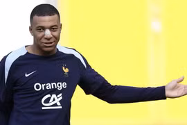 Real Madrid muốn Mbappe phẫu thuật mũi sớm, Pháp nói không