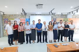 Hội Nhà báo tỉnh Thái Nguyên trao thẻ hội viên và kỷ niệm chương cho các nhà báo