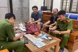Lào Cai: Nhặt được túi tiền 300 triệu đồng khi đang đi bộ, nhờ công an tìm người trả lại