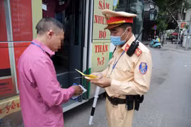 Hà Nội: Xử lý nghiêm xe buýt đón trả khách không đúng quy định, lạng lách