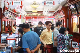 Hà Nội: Người dân xếp hàng đi mua vàng, nhẫn tròn trơn "cháy hàng"