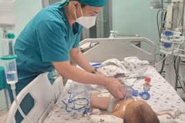 Bé 9 tháng tuổi hóc hạt đậu, đi 3 bệnh viện mới cứu được