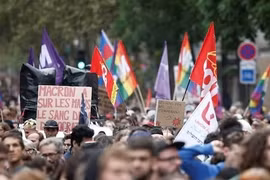 Biểu tình rầm rộ ở Pháp, phản đối ông Macron chọn Thủ tướng mới