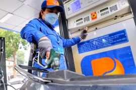 Điều hành xăng dầu: Cho phép doanh nghiệp tự quyết định giá bán?