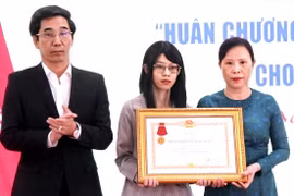 Truy tặng ‘Huân chương dũng cảm’ cho bảo vệ ngân hàng ở Đà Nẵng bị cướp đâm tử vong