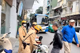 Hà Nội: Xử lý xe khách dừng đỗ gây cản trở giao thông trên phố cổ