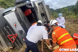Xe đầu kéo lao vào taluy rồi bị lật tại tuyến La Sơn - Hòa Liên, tài xế tử vong