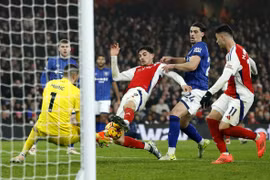 Arsenal thắng vất vả đội bóng ''tí hon''