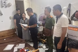 Bắt giữ 2 đối tượng làm giả nhiều con dấu giám đốc, trưởng khoa bệnh viện tại Hà Nội