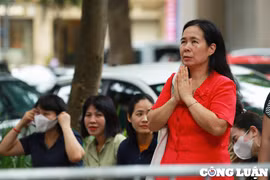 Phụ huynh chắp tay đọc tên, số báo danh sĩ tử trước cổng trường cầu mong con thi tốt