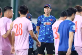 Huấn luyện viên Kim Sang-sik gây sốc khi loại 3 cầu thủ giàu kinh nghiệm