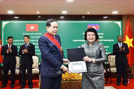 Chủ tịch Quốc hội Trần Thanh Mẫn nhận Huân chương Công trạng hạng Đại Thập tự của Nhà nước Campuchia