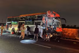Xe khách tông đuôi xe đầu kéo trên cao tốc Phan Thiết - Dầu Giây, 11 người thương vong