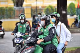 Không phạt xe ôm công nghệ tra bản đồ trên di động, theo đề xuất mới của Bộ Công an