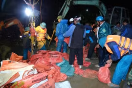 Khẩn trương gia cố ngăn nước thấm vào chân để trong đêm
