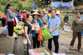 Hội Nhà báo tỉnh Lạng Sơn tổ chức trao quà, động viên người dân bị thiệt hại do mưa bão