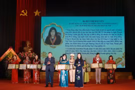 Tổng giám đốc Hanel, Chủ tịch HNEW được Hội Liên hiệp Phụ nữ TP. Hà Nội và Hội Liên hiệp Phụ nữ Việt Nam vinh danh dịp 20/10
