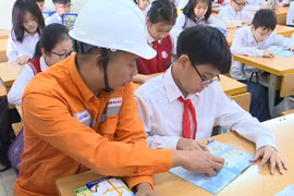 EVNHANOI tuyên truyền, hướng dẫn cho học sinh những kiến thức về an toàn điện trong gia đình