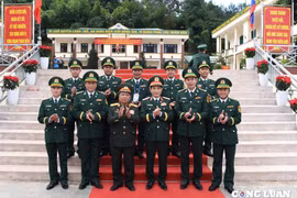 Đại tướng Phan Văn Giang và Đại tướng Chansamone Chanyalath thăm Đồn Biên phòng cửa khẩu Lóng Sập