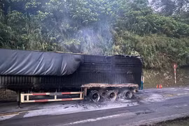Xe tải cháy rụi khi lưu thông trên Quốc lộ 6, thiệt hại hàng trăm triệu đồng