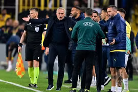 Tái ngộ MU, HLV Jose Mourinho nhận thẻ đỏ vì lỗi phản ứng