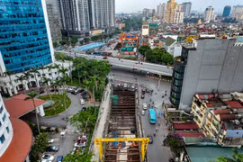 Rào chắn gầm cầu vượt Nguyễn Chí Thanh phục vụ thi công dốc hạ ngầm dự án Nhổn - ga Hà Nội