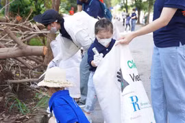Hà Nội: Hàng trăm tình nguyện viên dọn rác vì một môi trường xanh