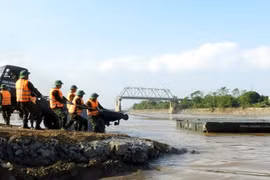Sẵn sàng lắp cầu phao Phong Châu